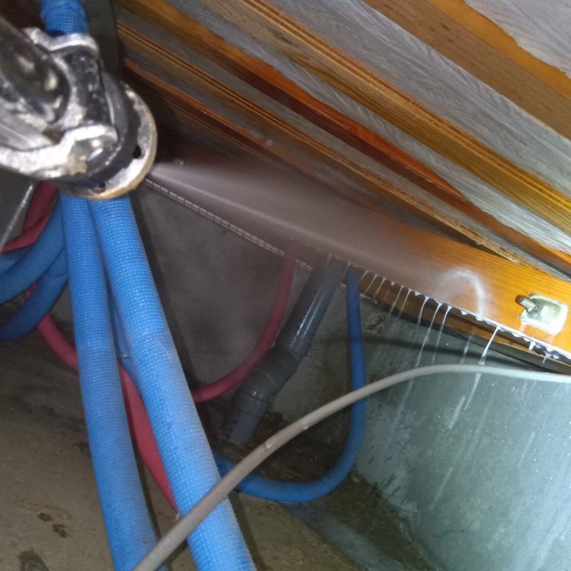 床下断熱材に防蟻剤を散布