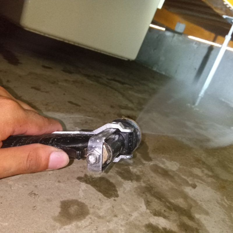 地面に防蟻剤を散布