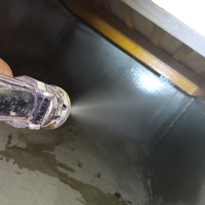 基礎に防蟻剤を散布