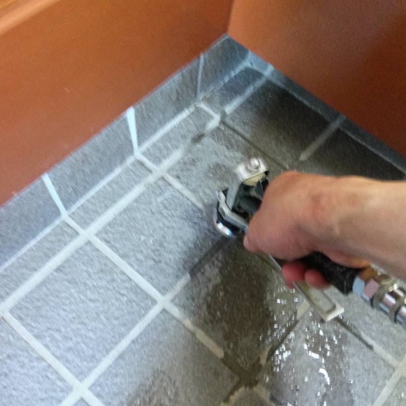 玄関床に穴を開けて防蟻剤を注入