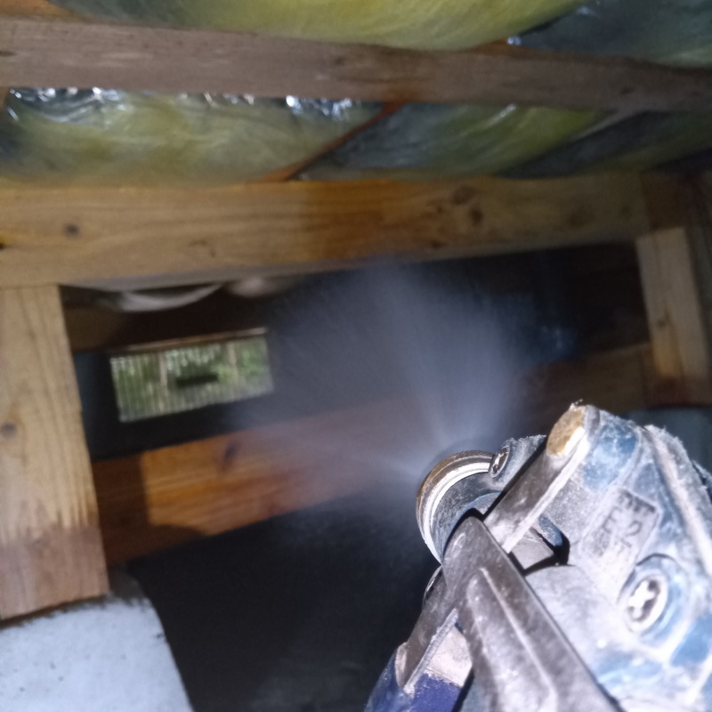 床下断熱材にシロアリ駆除剤を散布