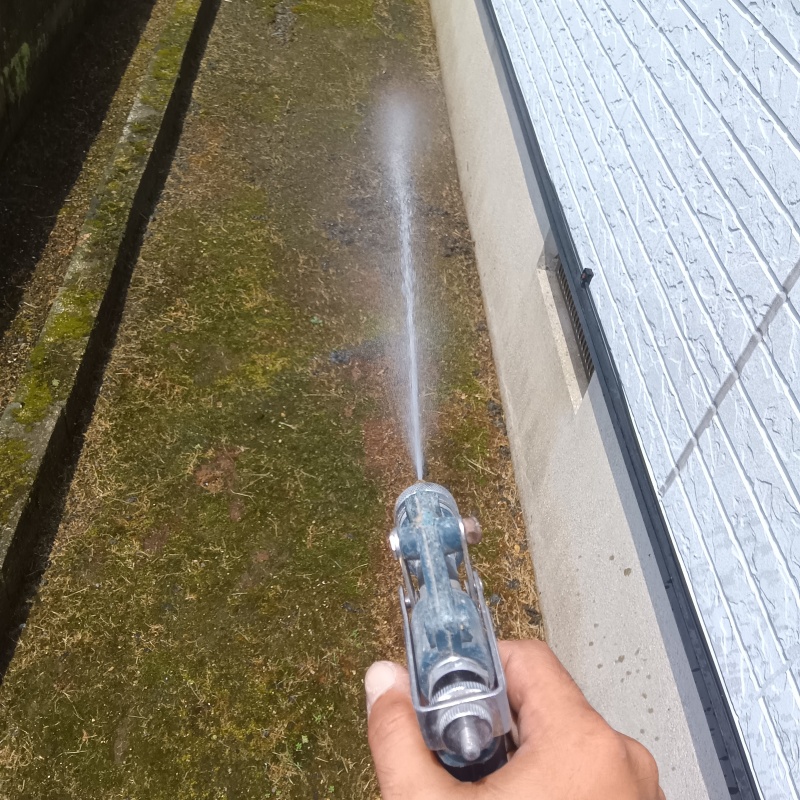 建物外周の土壌にシロアリ駆除剤を散布