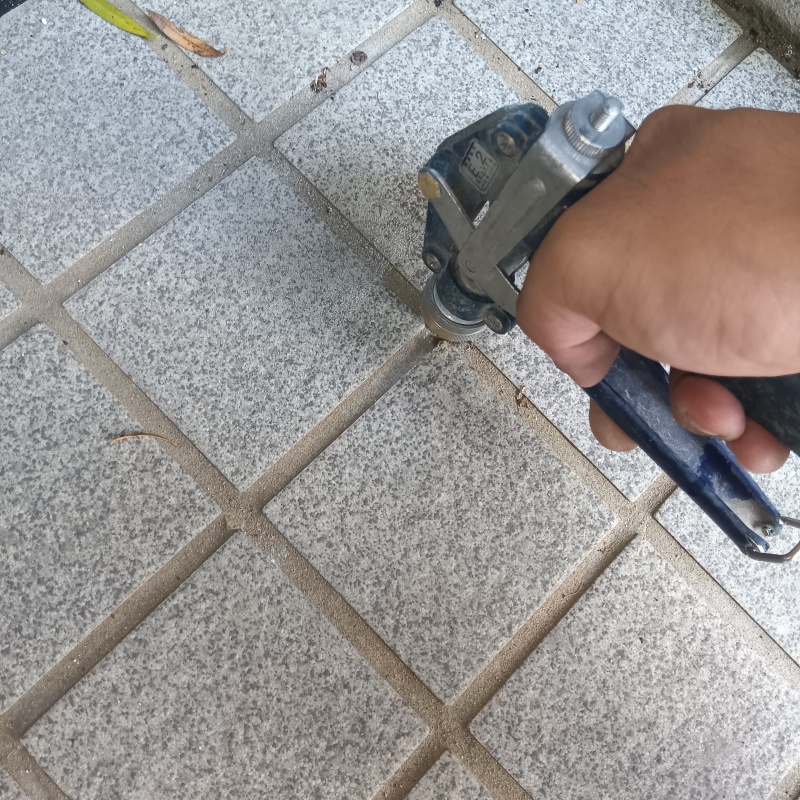 玄関床の目地からシロアリ駆除剤を注入