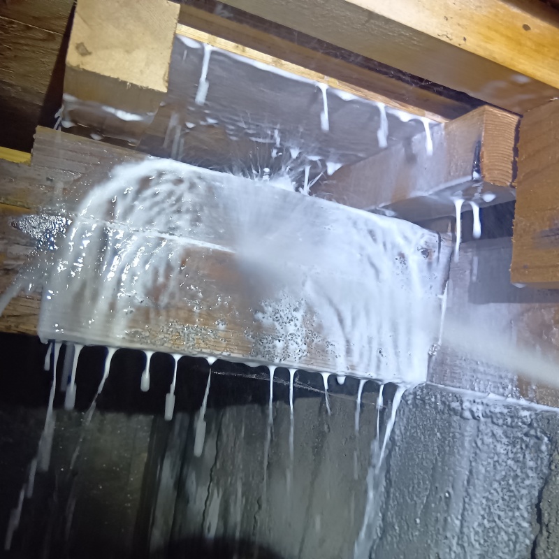 床下木材にシロアリ駆除剤を散布