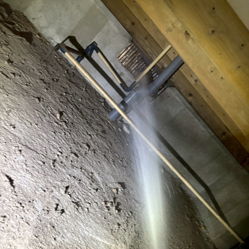 基礎に防蟻剤を吹き付ける様子