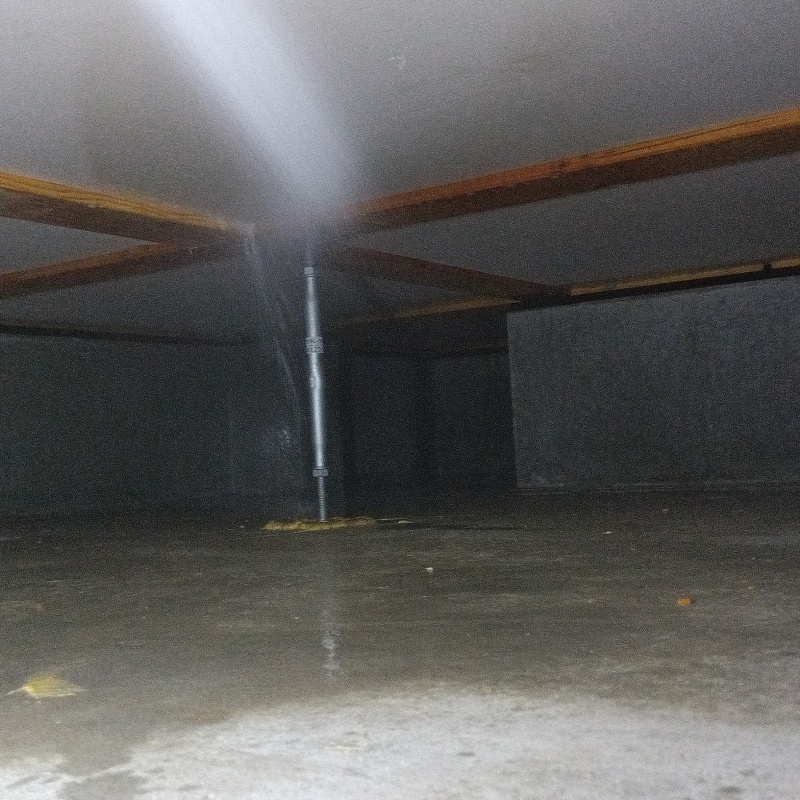 床下木材に防蟻剤を散布