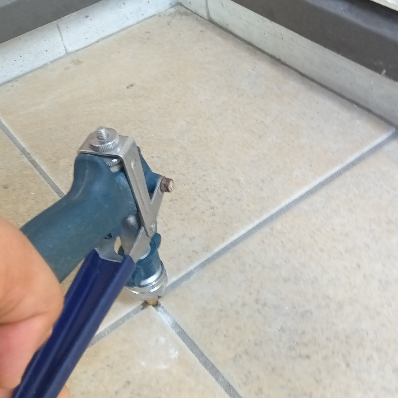 玄関床の目地から防蟻剤を注入