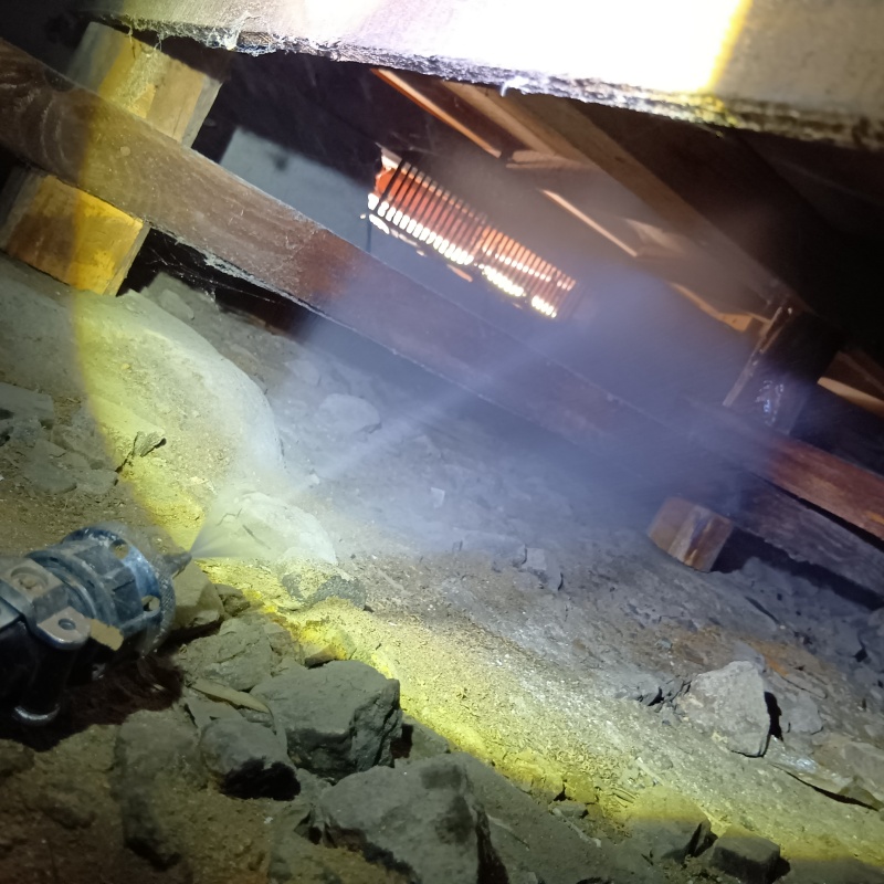 床下木材にシロアリ駆除剤を散布