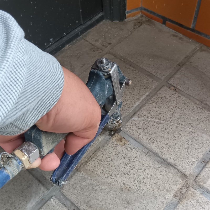 床にシロアリ駆除剤を注入