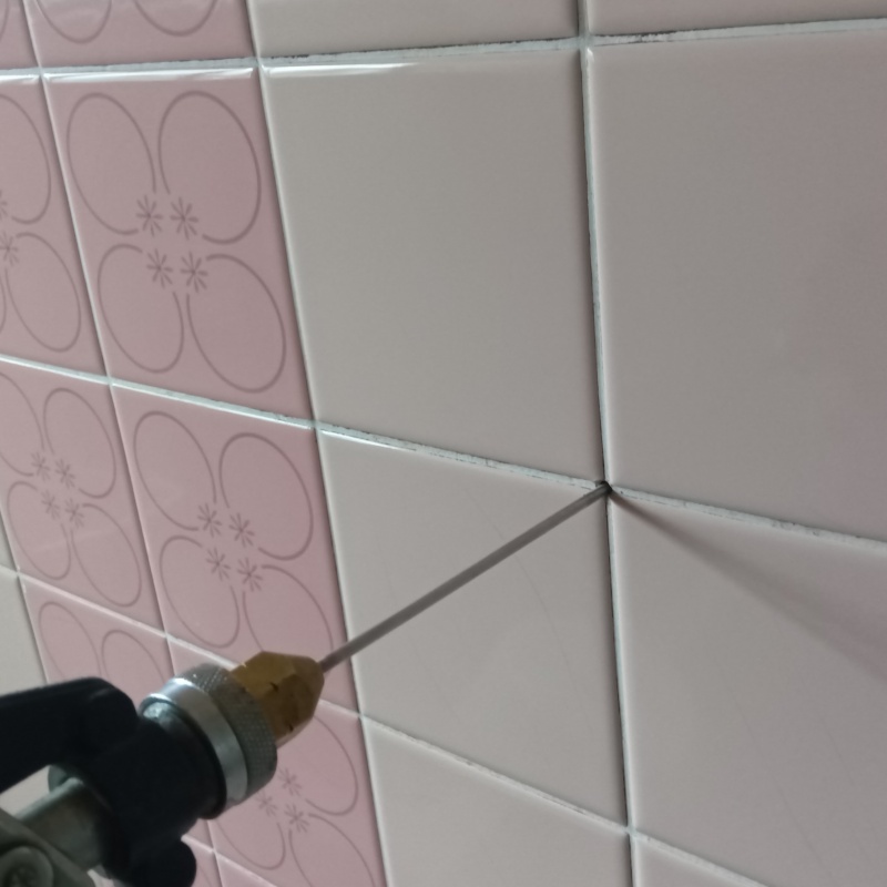 壁にシロアリ駆除剤を注入