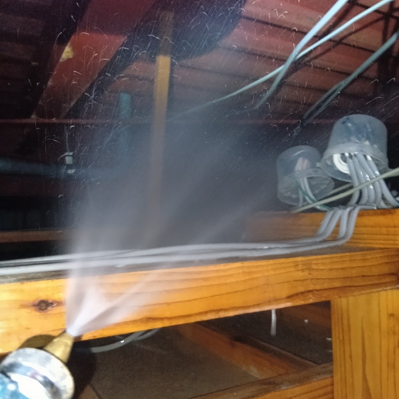 屋根裏の木材にシロアリ駆除剤を散布