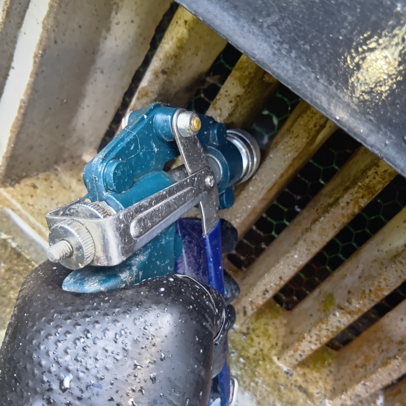 床下換気口からシロアリ駆除剤を散布