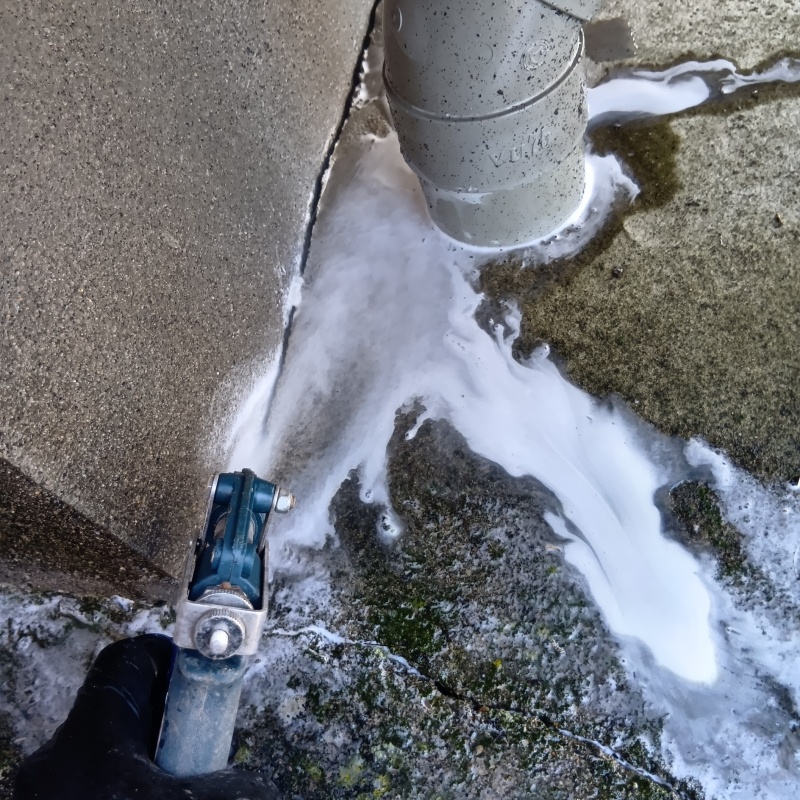 建物の外周にシロアリ駆除剤を散布