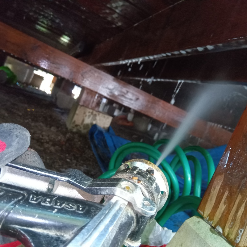 床下の木材にシロアリ駆除剤を散布