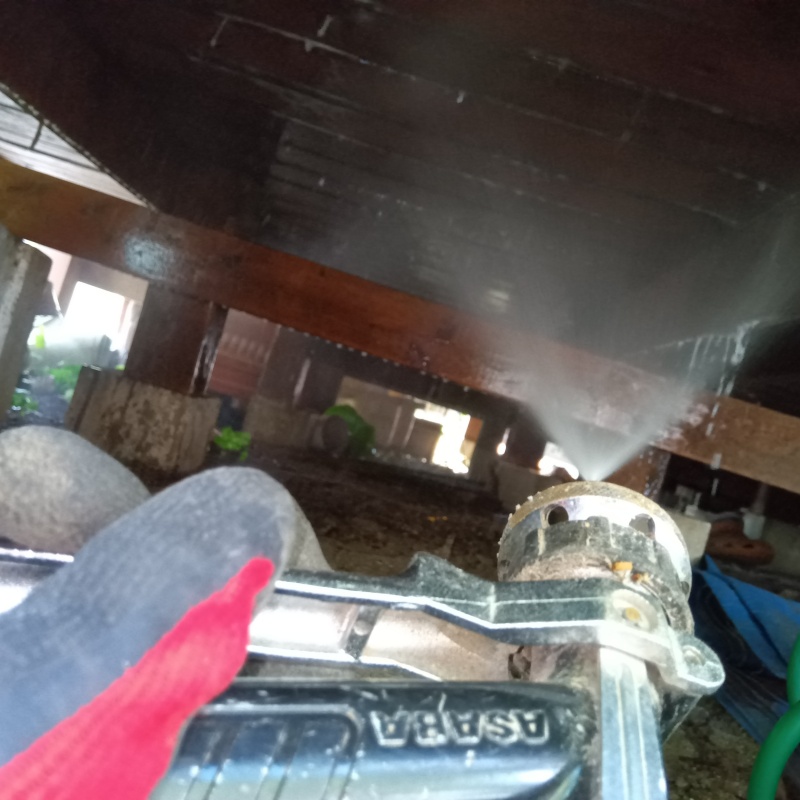 床下の木材にシロアリ駆除剤を散布