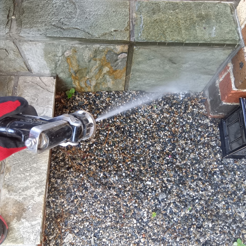 屋外の地面にシロアリ駆除剤を散布