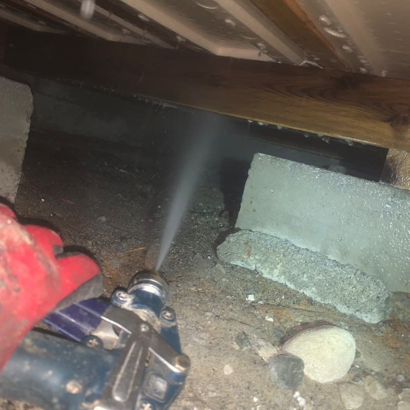 床下の木材にシロアリ駆除剤を散布