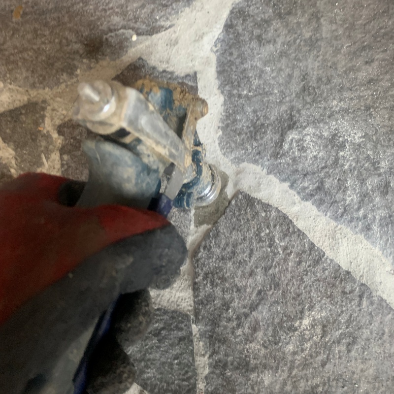 床にシロアリ駆除剤を注入