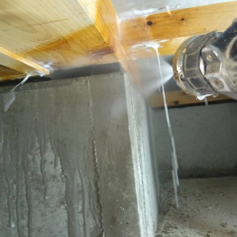 床下の木材に防蟻剤を散布