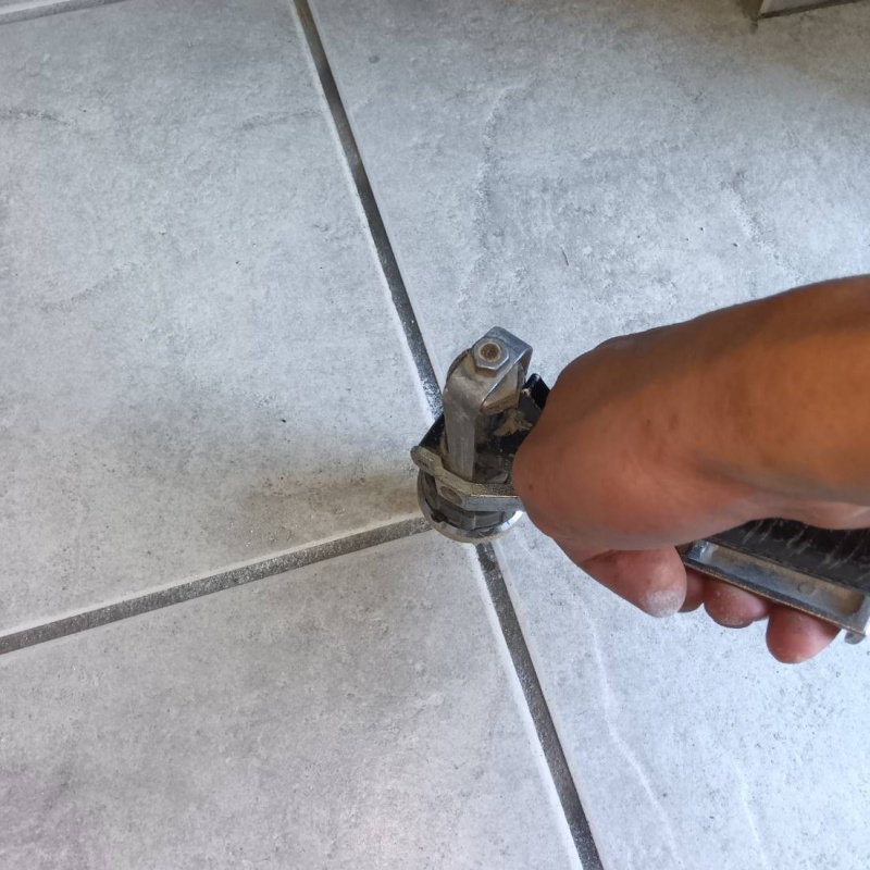 床に防蟻剤を注入