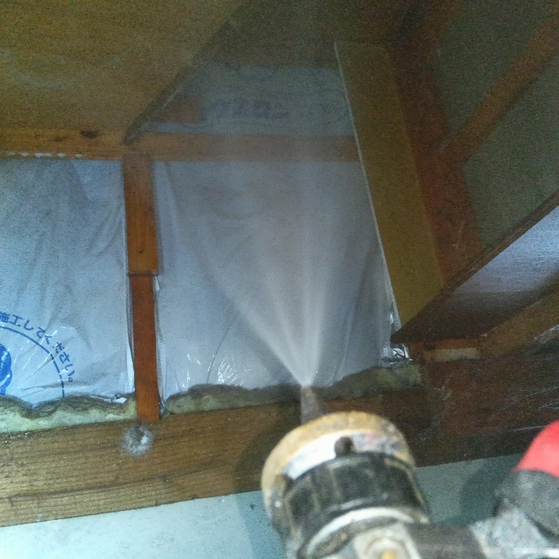 床下の木材にシロアリ駆除剤を散布