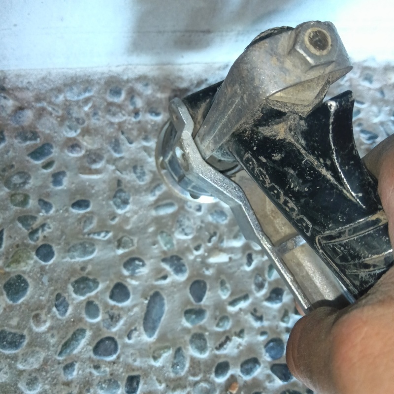 床にシロアリ駆除剤を注入