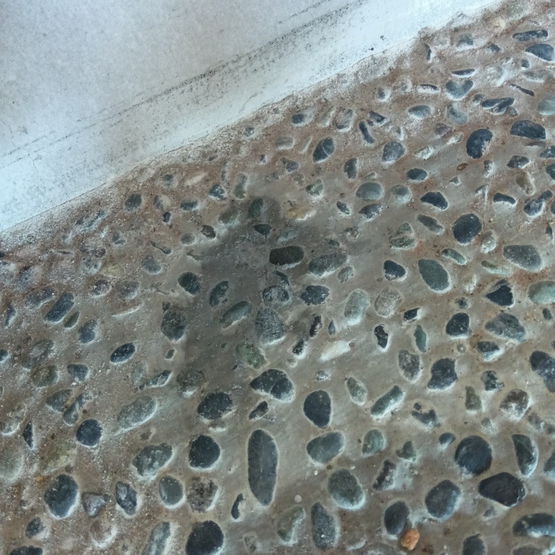 開けた穴を修復した様子