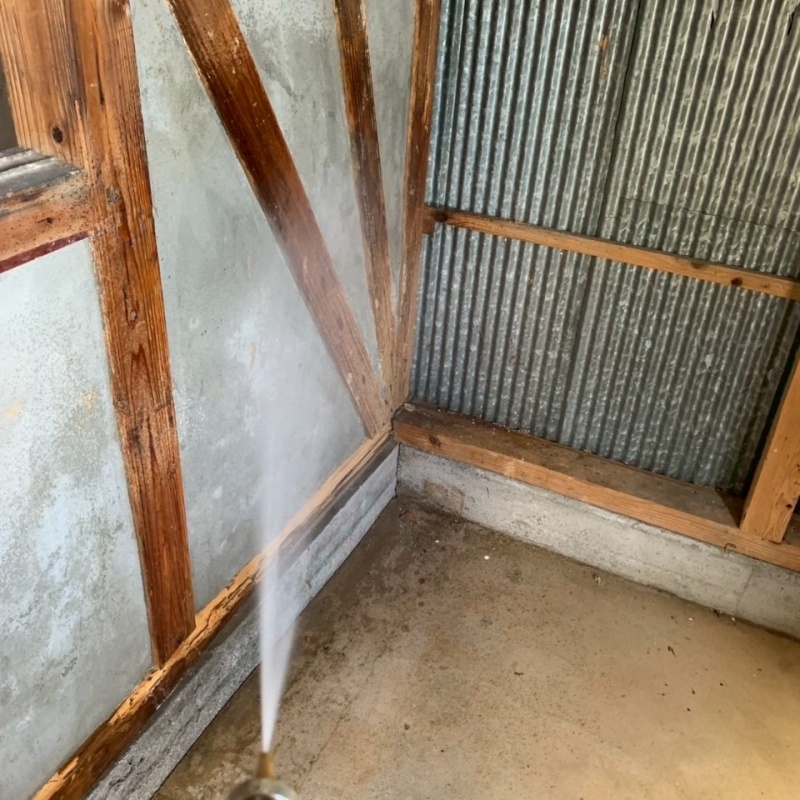 玄関の木部にシロアリ駆除剤を散布