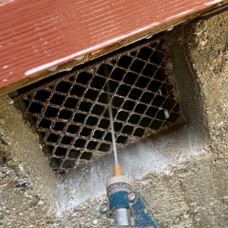 床下換気口からシロアリ駆除剤を散布