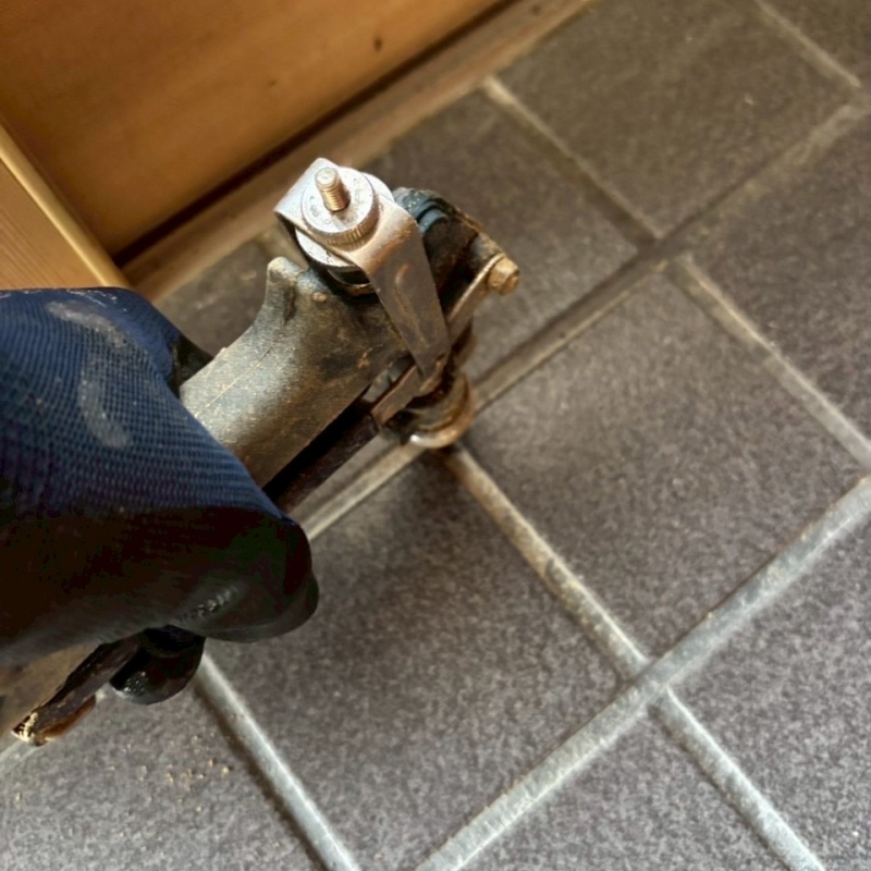 床にシロアリ駆除剤を注入