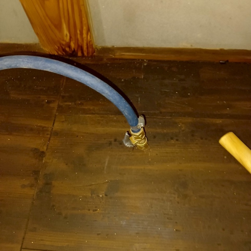 床にシロアリ駆除剤を注入