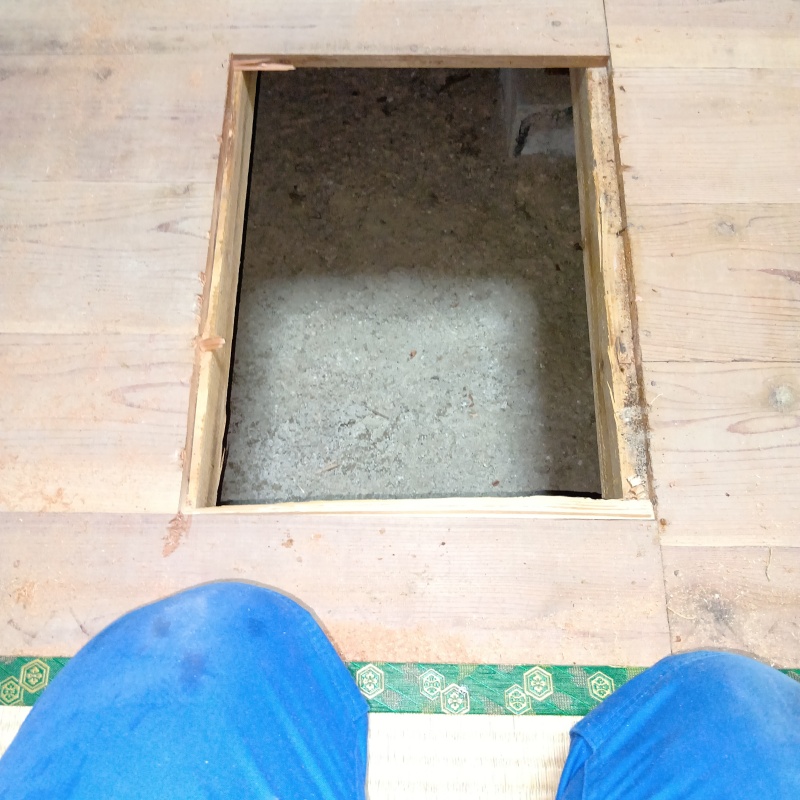 和室の床を切り抜いた様子