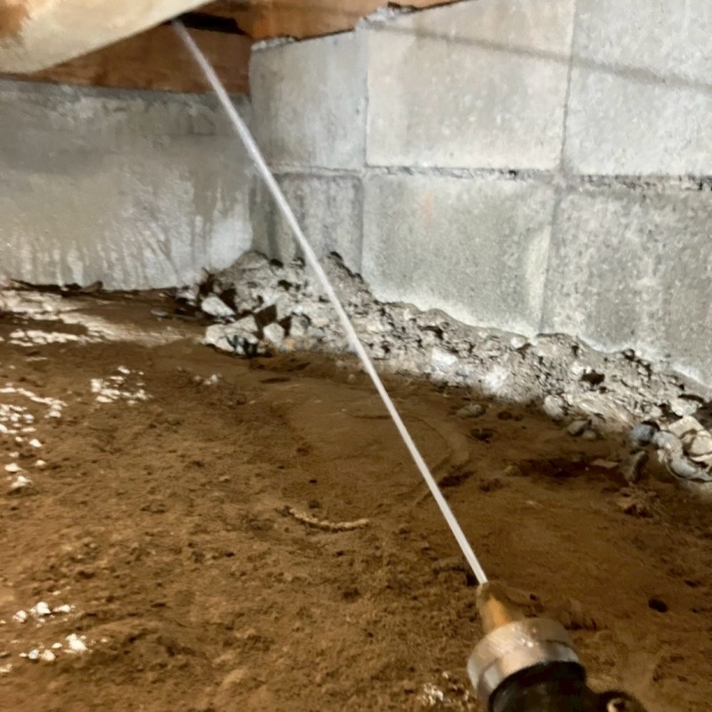 床下の木材にシロアリ駆除剤を散布