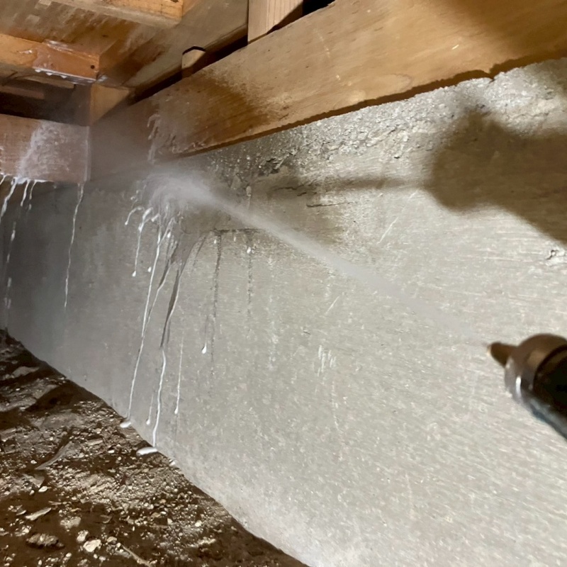 床下の木材にシロアリ駆除剤を散布