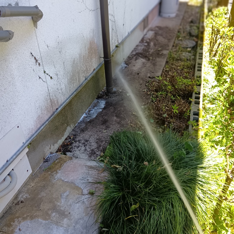 屋外の地面にシロアリ駆除剤を散布