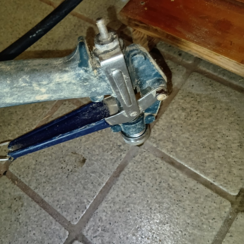 床にシロアリ駆除剤を注入