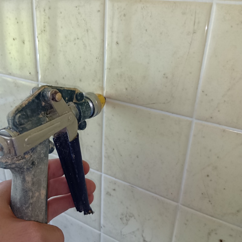 壁にシロアリ駆除剤を注入