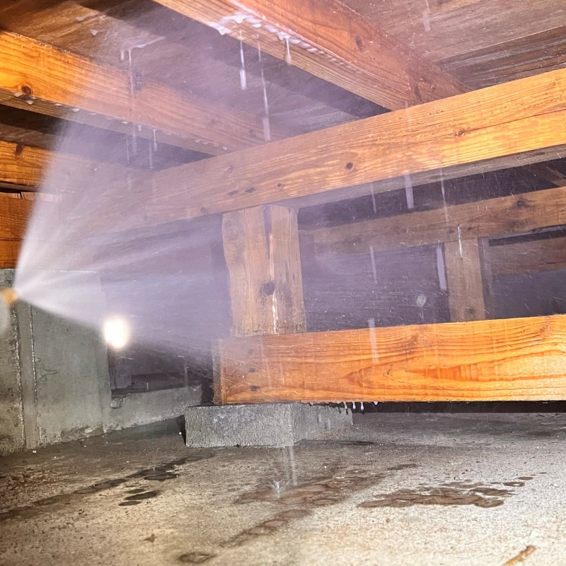 床下の木材にシロアリ駆除剤を散布