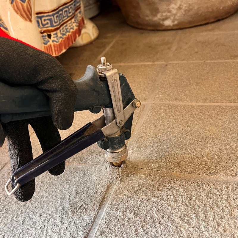 床にシロアリ駆除剤を注入