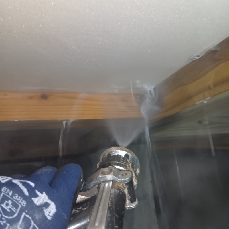 床下の木材にシロアリ駆除剤を散布