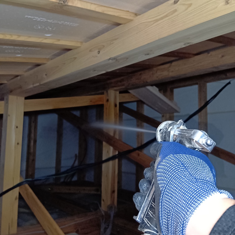 屋根裏にシロアリ駆除剤を散布