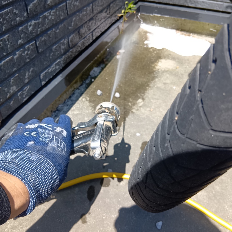 建物の外周にシロアリ駆除剤を散布