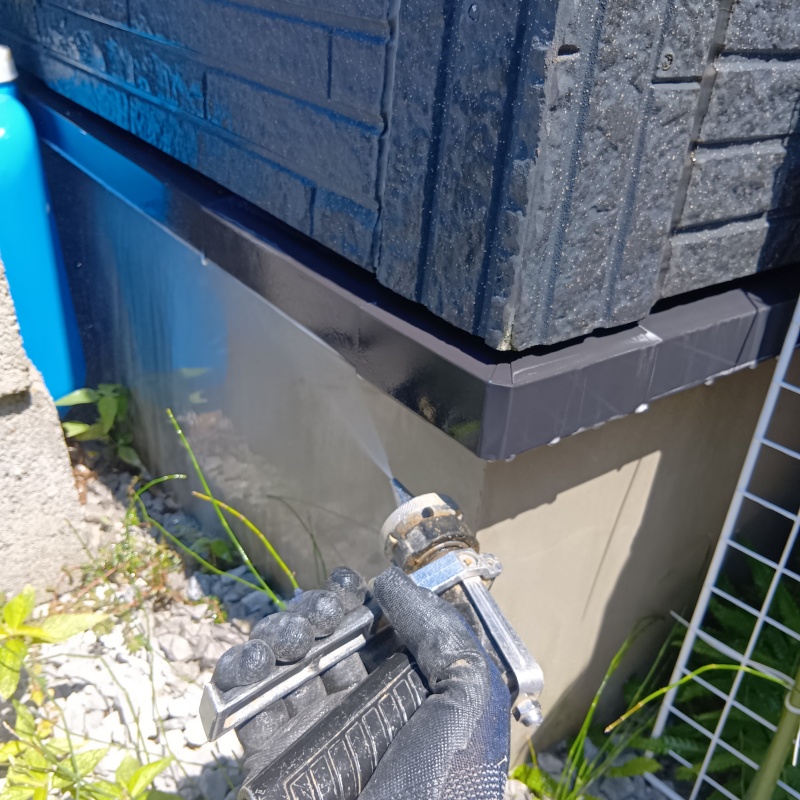 建物の外周にシロアリ駆除剤を散布