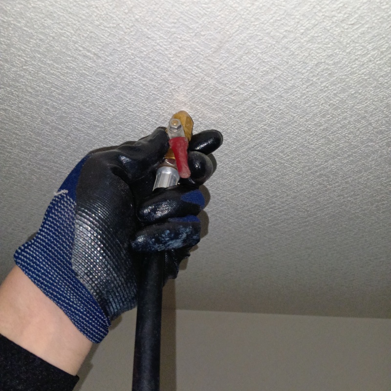 天井にシロアリ駆除剤を注入