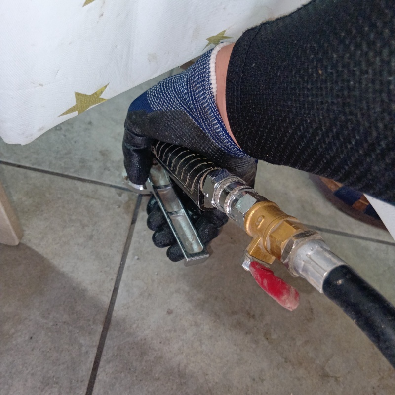 床にシロアリ駆除剤を注入