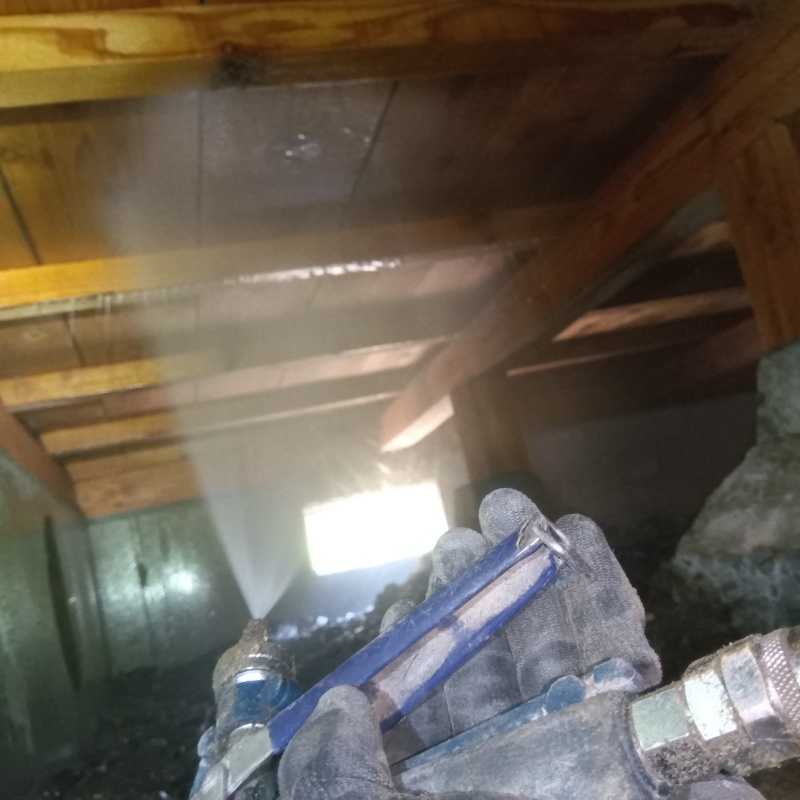 床下の木材に防蟻剤を散布