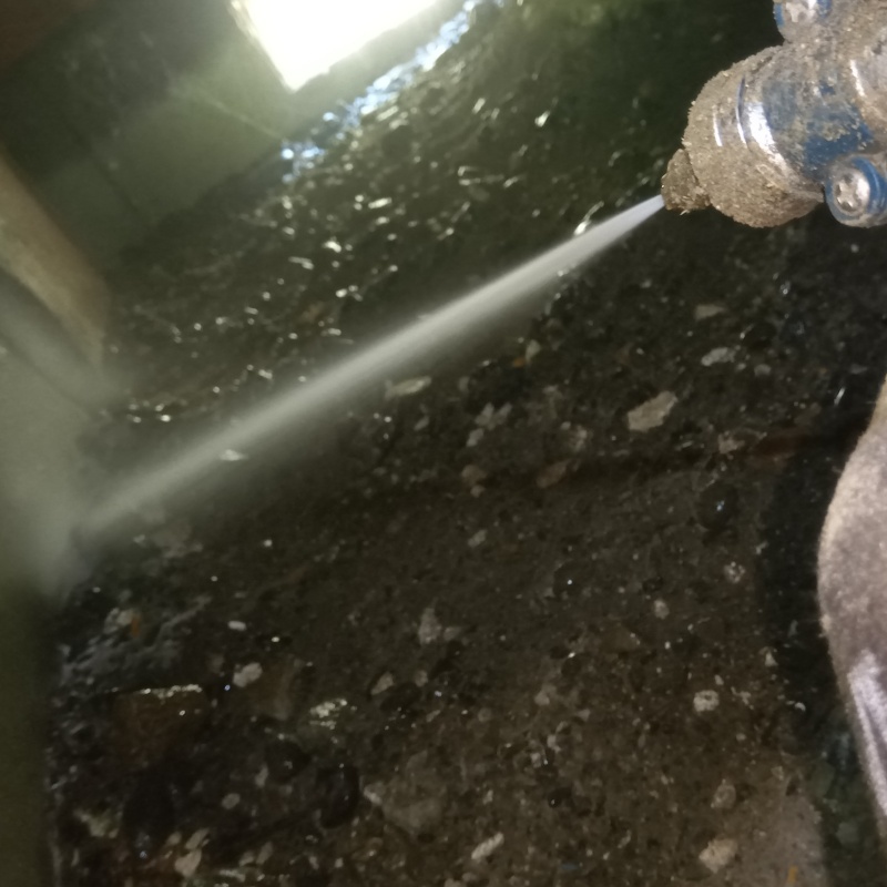 床下の地面に防蟻剤を散布