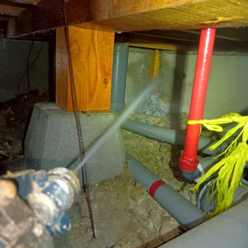 床下の木材にシロアリ駆除剤を散布