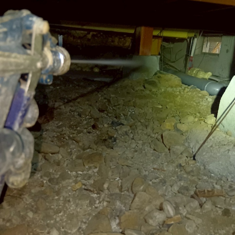 床下の地面にシロアリ駆除剤を散布