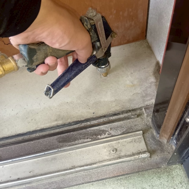 床にシロアリ駆除剤を注入